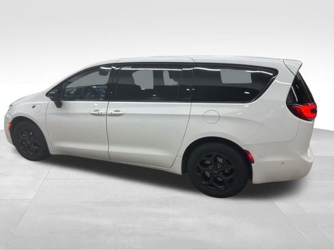 Used 2024 Chrysler Pacifica Select image 10
