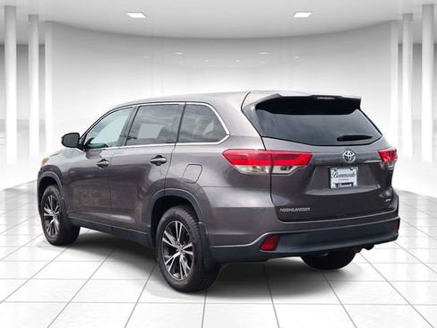 Used 2019 Toyota Highlander LE AWD/4WD image 3