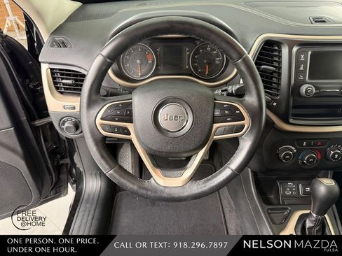 Used 2017 Jeep Cherokee Sport FWD image 22