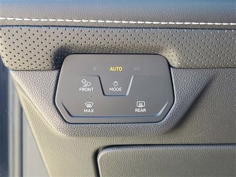 Used 2024 Volkswagen Atlas SE image 25