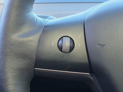 Used 2021 Tesla Model Y Long Range image 28