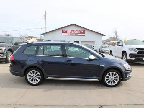 Used 2017 Volkswagen Golf Alltrack S image 1