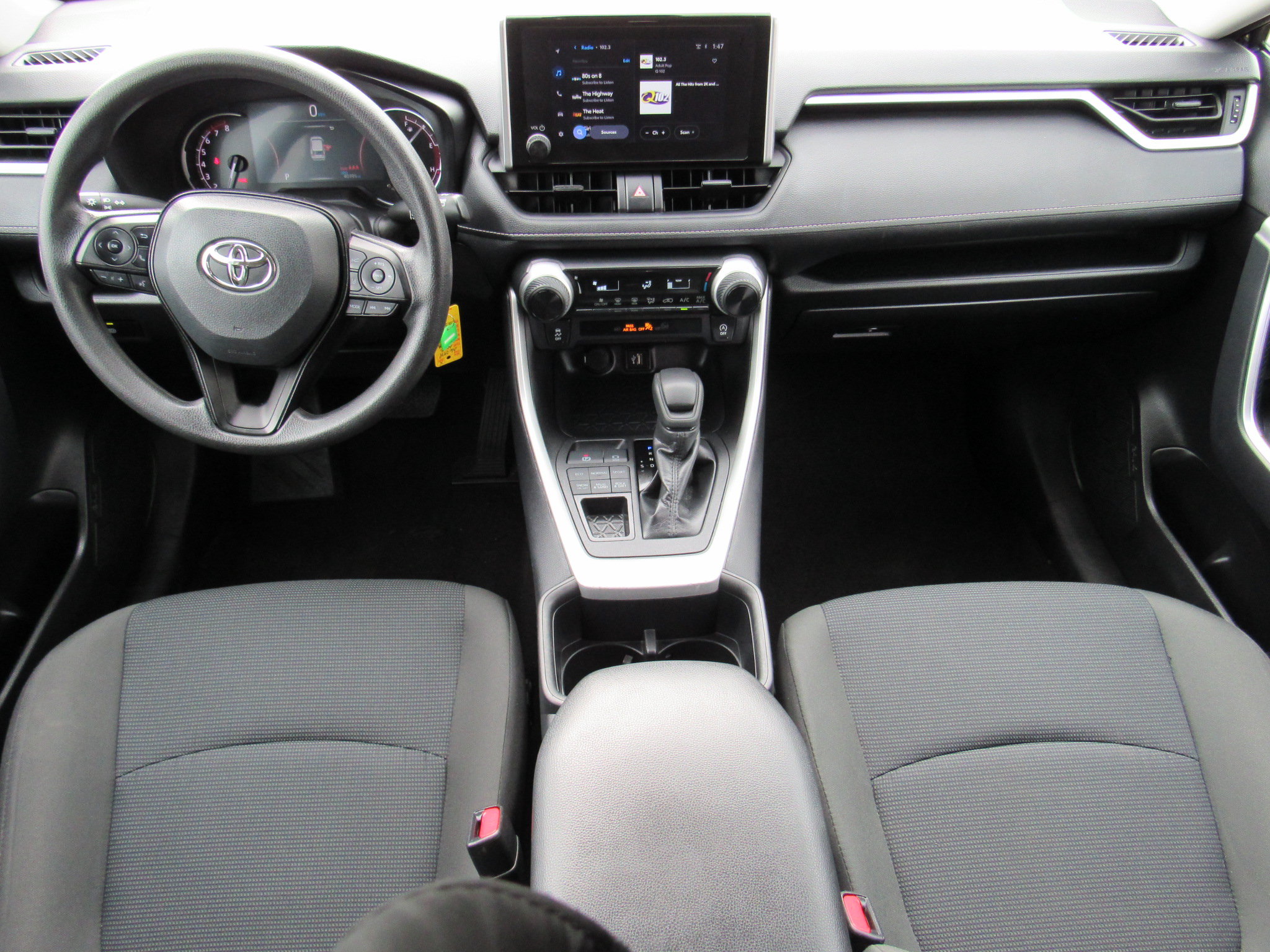 Used 2025 Toyota RAV4 LE AWD/4WD image 32