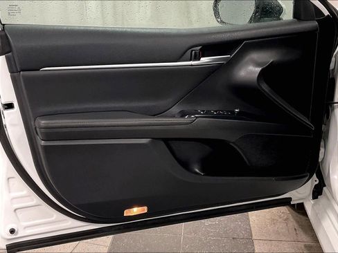 Used 2020 Toyota Camry XLE image 9