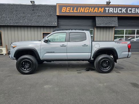 Used 2018 Toyota Tacoma TRD Sport image 8