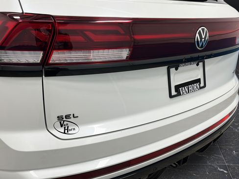 Used 2025 Volkswagen Atlas Cross Sport SEL R-Line AWD/4WD image 34