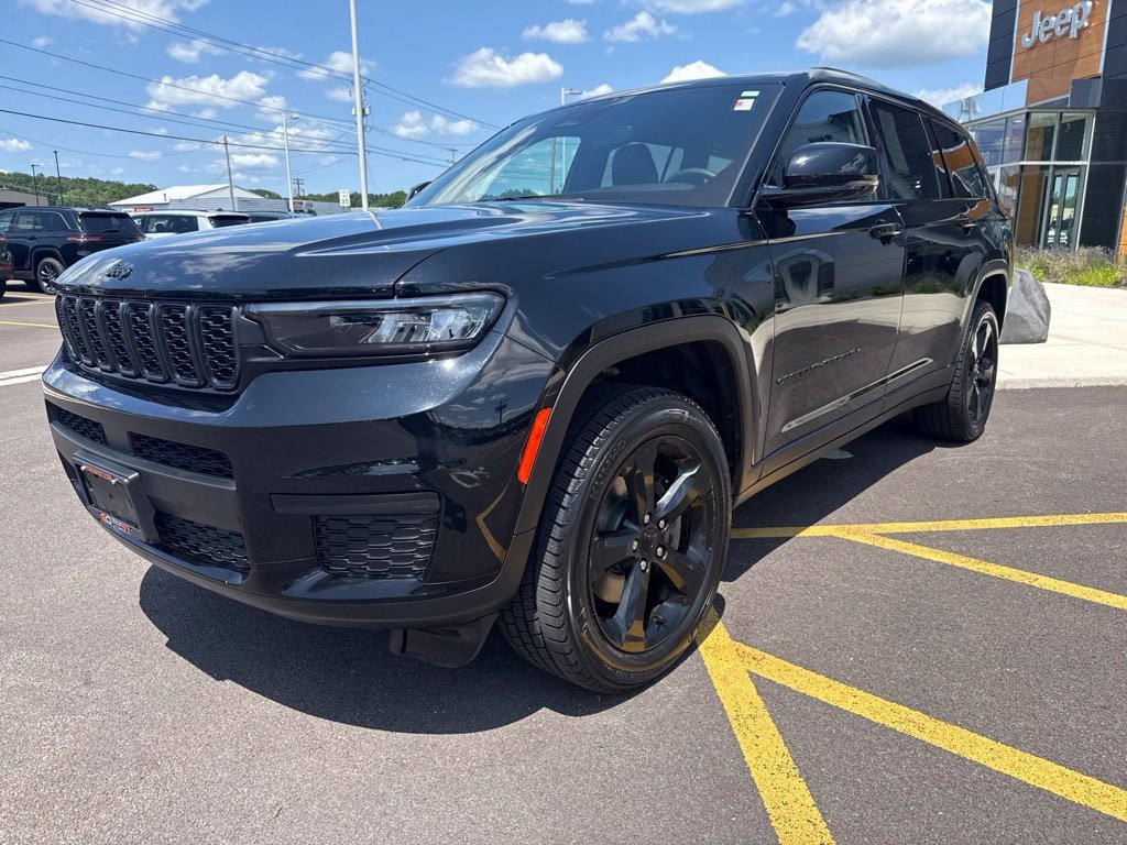 Used 2023 Jeep Grand Cherokee L Laredo AWD/4WD image 4