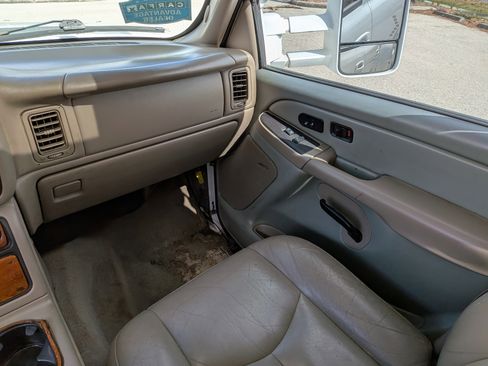 Used 2006 Chevrolet Silverado 3500 LT w/ Onstar Plus Package AWD/4WD image 18