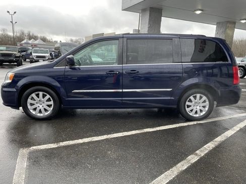 Used 2016 Chrysler Town & Country Touring image 8