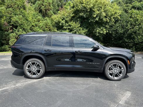 Used 2025 Chevrolet Traverse LT image 12