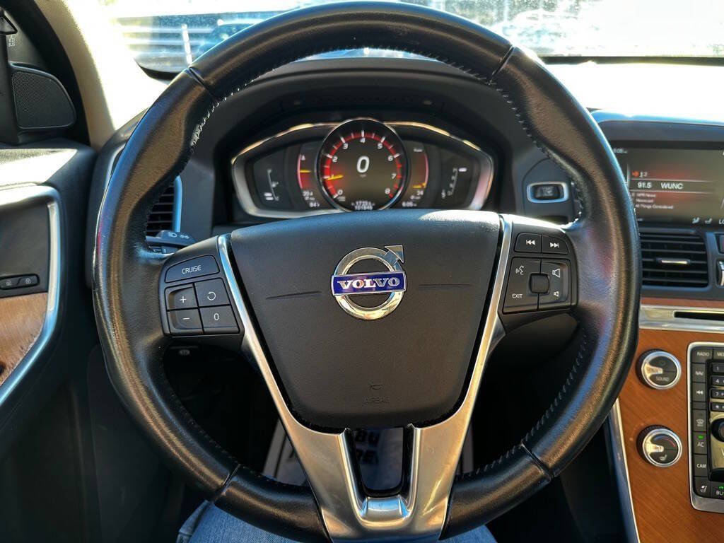 Used 2017 Volvo XC60 T5 Inscription w/ Preferred Option Package FWD image 14