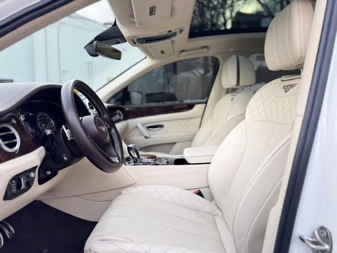 Used 2017 Bentley Bentayga image 12