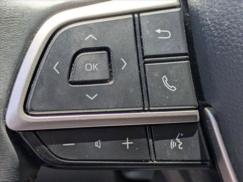 Used 2022 Toyota Highlander XLE FWD image 13
