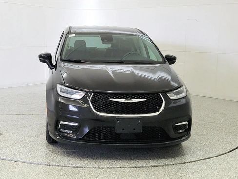 Used 2023 Chrysler Pacifica Touring-L FWD image 2
