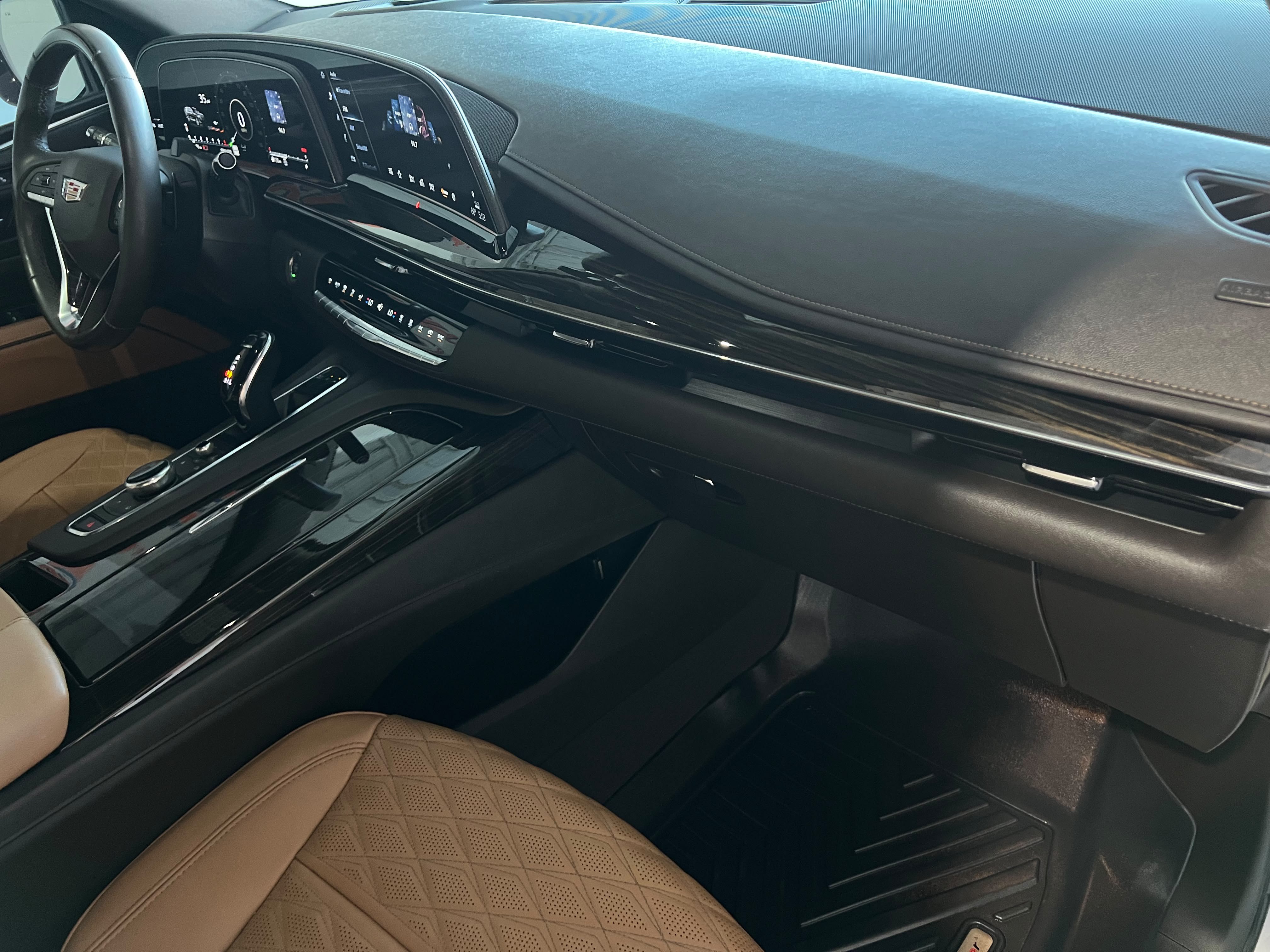 Used 2022 Cadillac Escalade Premium Luxury AWD/4WD image 16