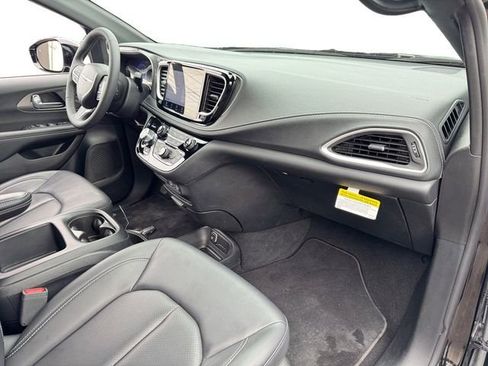 Used 2025 Chrysler Pacifica Select AWD/4WD image 20