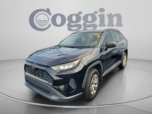 Used 2019 Toyota RAV4 LE FWD image 1