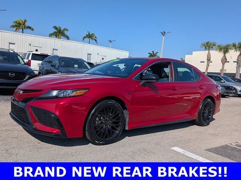 Used 2021 Toyota Camry SE image 3