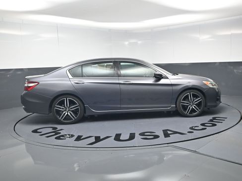 Used 2017 Honda Accord Sport image 10