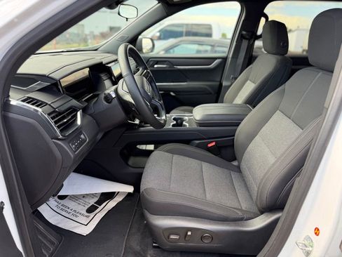 Used 2025 GMC Acadia Elevation AWD/4WD image 2