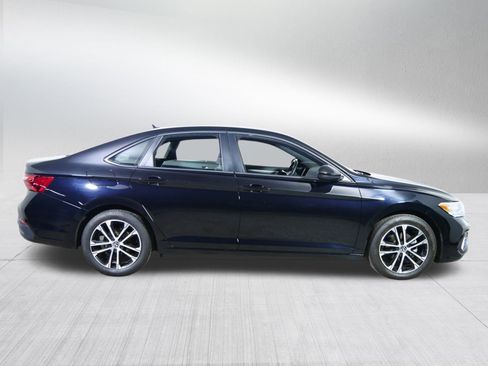 Used 2022 Volkswagen Jetta Sport image 8