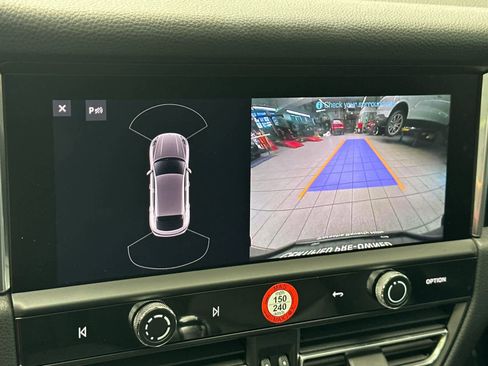 Certified 2025 Porsche Macan AWD/4WD image 22