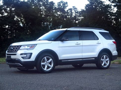 Used 2016 Ford Explorer XLT w/ Equipment Group 202A AWD/4WD image 1