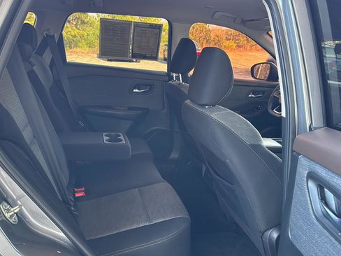 Used 2022 Nissan Rogue SV image 11