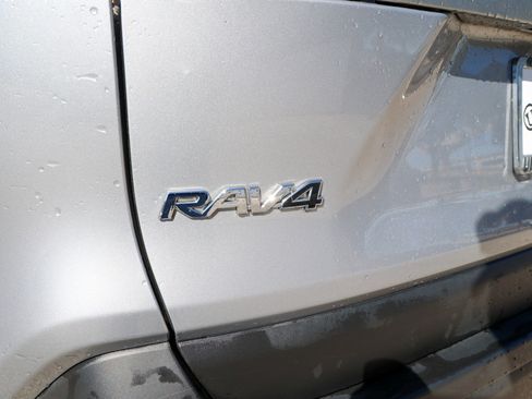 Used 2022 Toyota RAV4 XLE Premium image 11