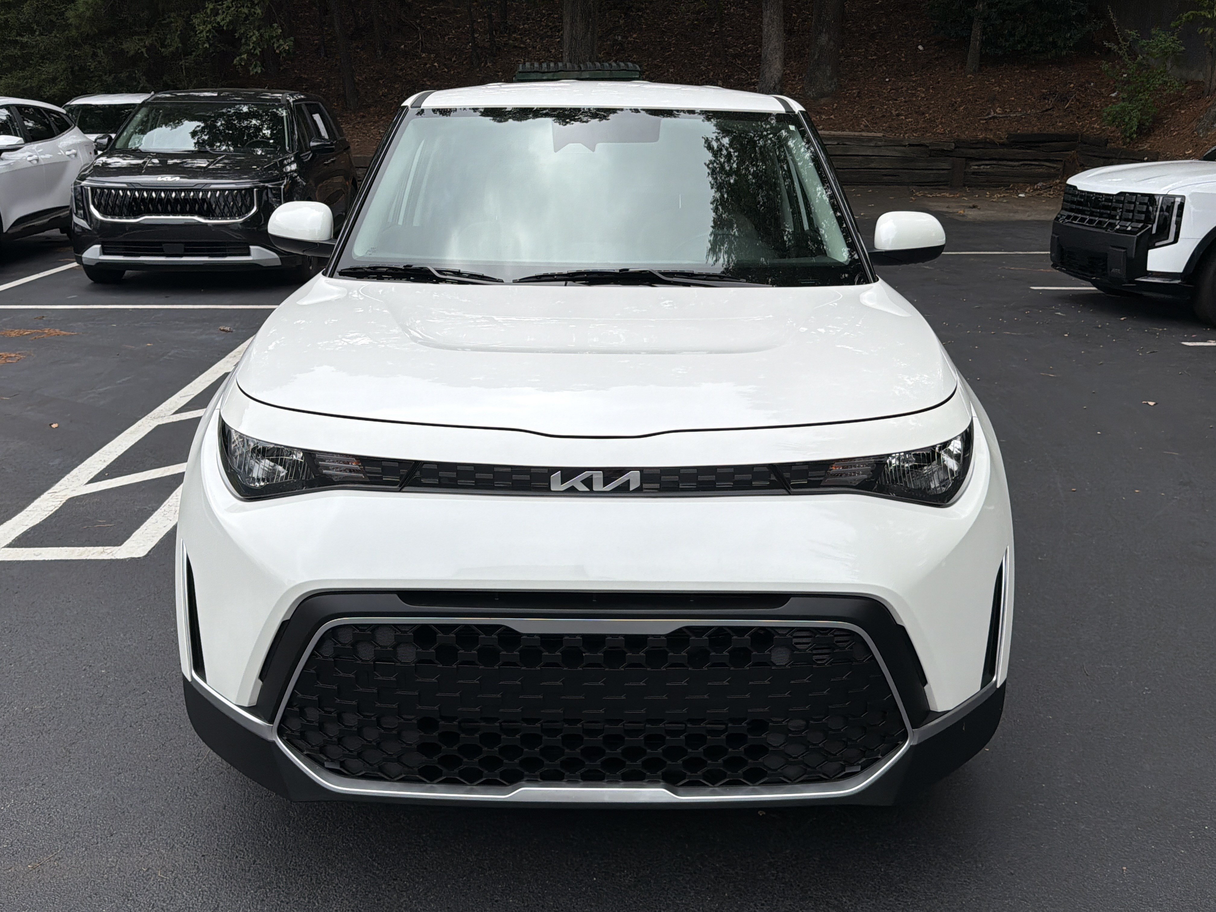 Used 2025 Kia Soul LX FWD image 2