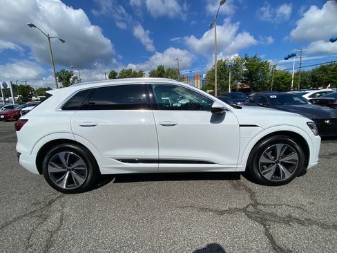Used 2024 Audi Q8 e-tron Premium Plus w/ Premium Plus Package AWD/4WD image 2