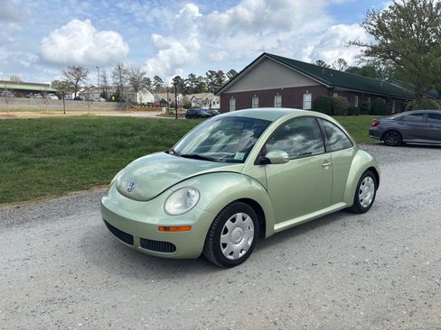 Used 2010 Volkswagen Beetle Coupe image 1