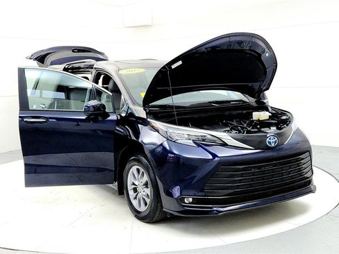 Used 2025 Toyota Sienna XLE image 9