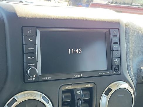 Used 2018 Jeep Wrangler Unlimited Sahara w/ Connectivity Group AWD/4WD image 27