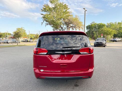 Used 2026 Chrysler Voyager LX image 4