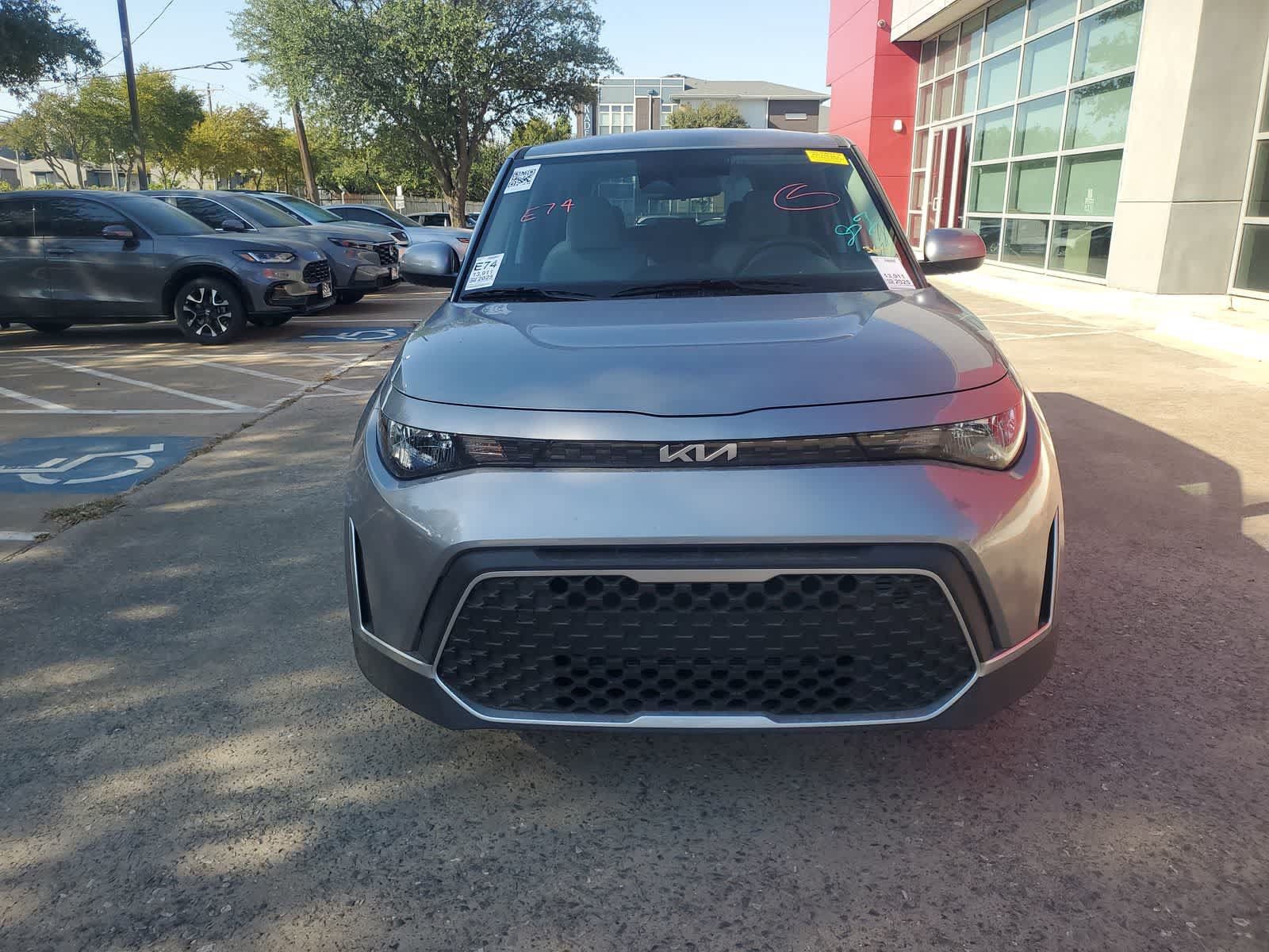 Used 2025 Kia Soul LX w/ LX Technology Package FWD image 8