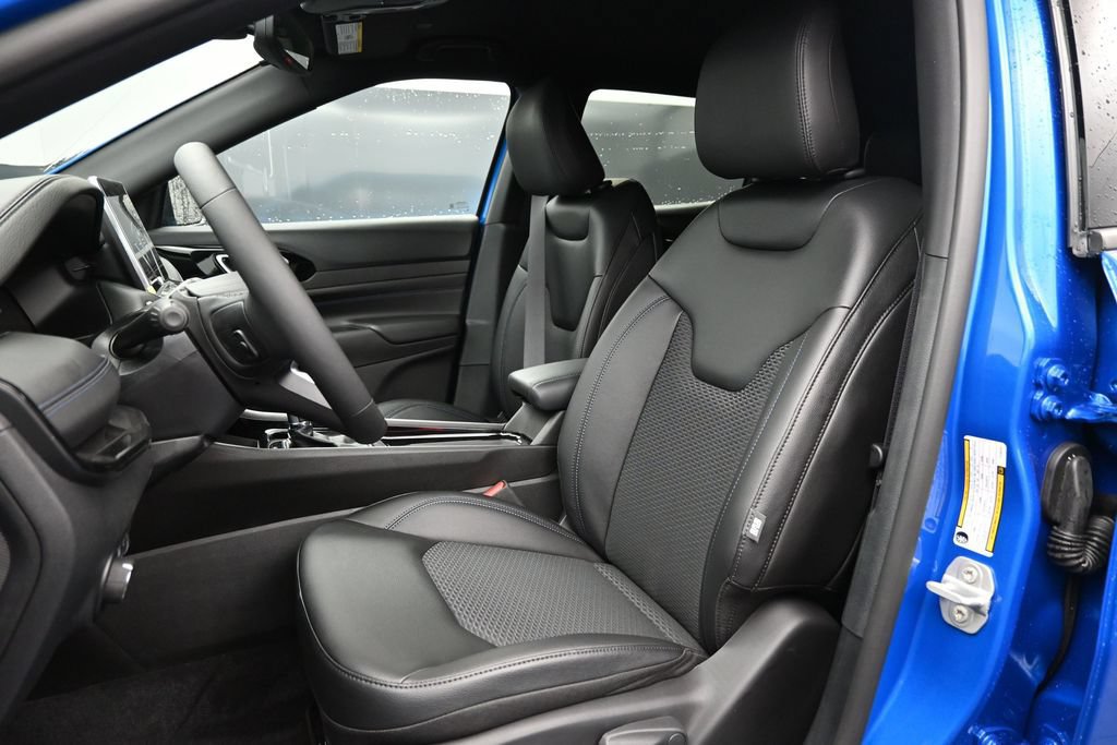 Used 2026 Jeep Compass Latitude AWD/4WD image 2