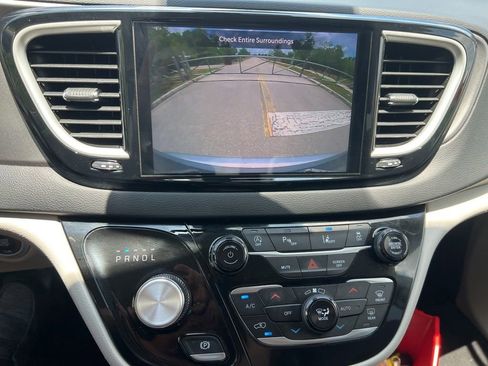 Used 2023 Chrysler Pacifica Touring-L FWD image 53