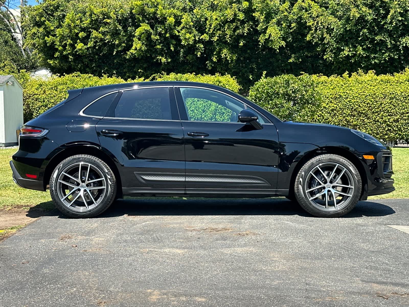 Certified 2025 Porsche Macan AWD/4WD image 9