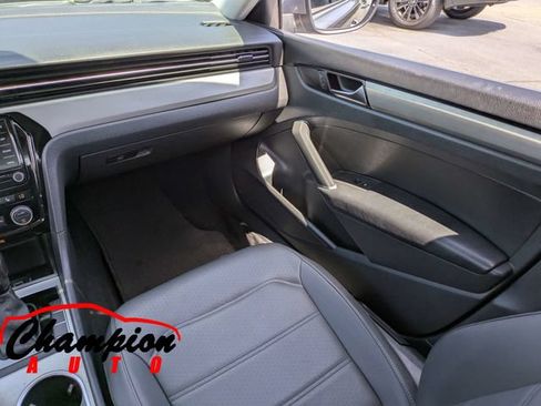 Used 2022 Volkswagen Passat 2.0T SE FWD image 19
