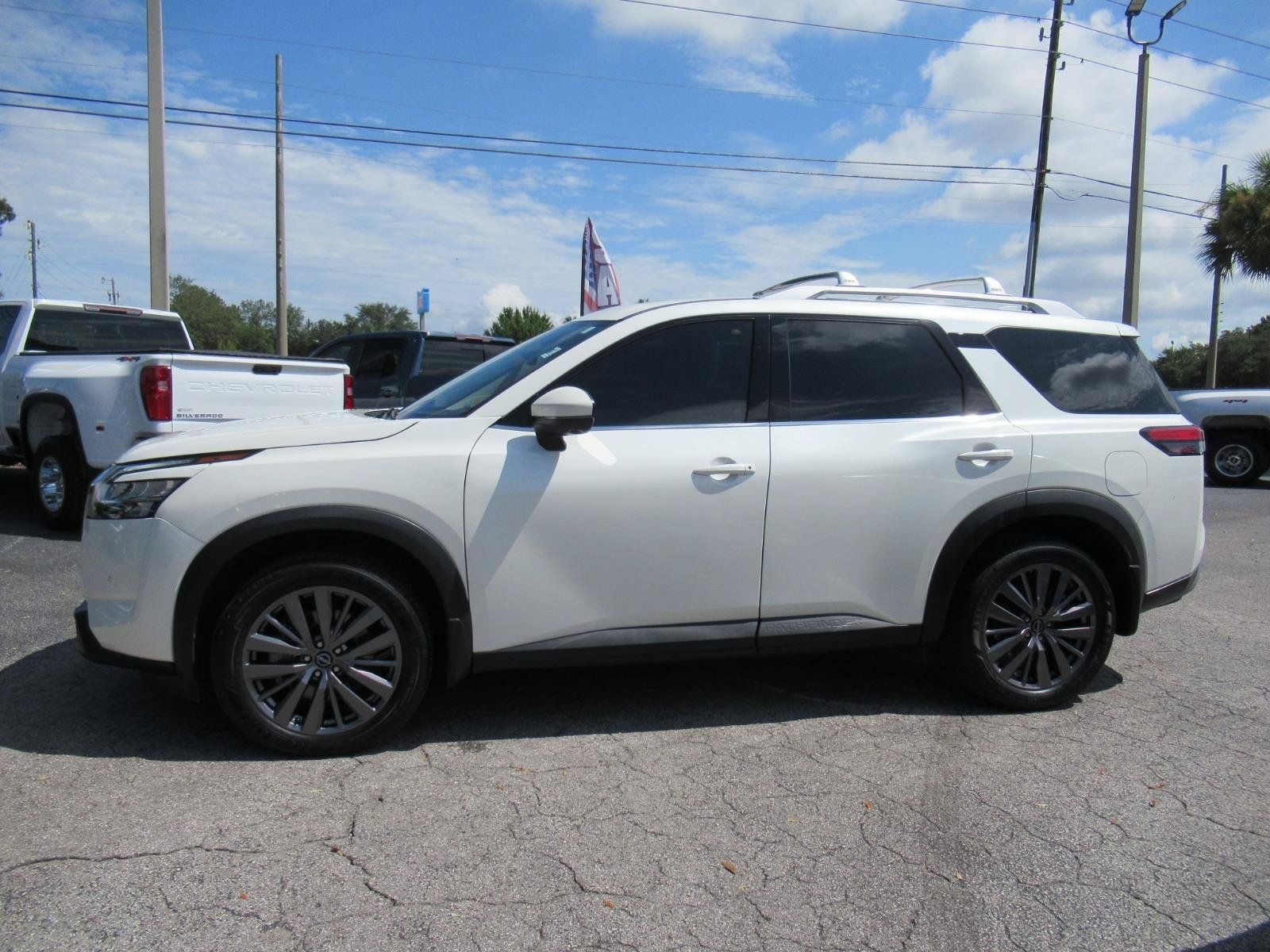 Used 2024 Nissan Pathfinder SL w/ SL Premium Package FWD image 2