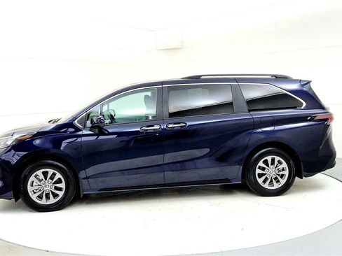Used 2025 Toyota Sienna XLE image 3