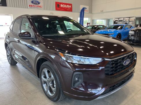 Used 2023 Ford Escape ST-Line Select AWD/4WD image 3
