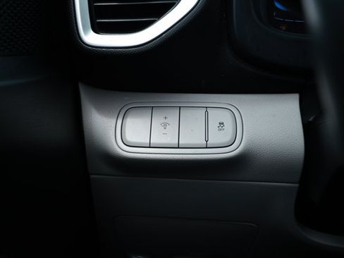 Used 2025 Hyundai Venue SEL FWD image 15