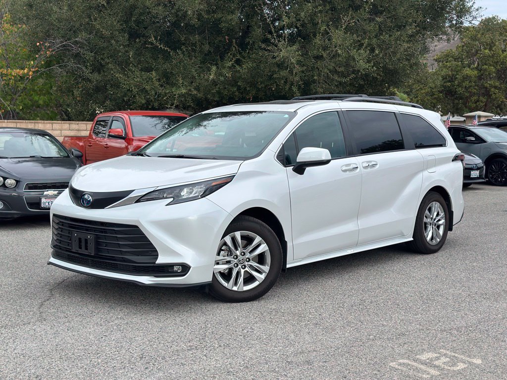 Used 2025 Toyota Sienna XLE w/ XLE Plus Package AWD/4WD image 1