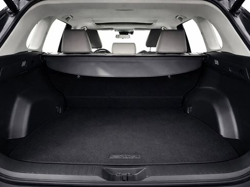 Used 2020 Toyota RAV4 XLE Premium image 12