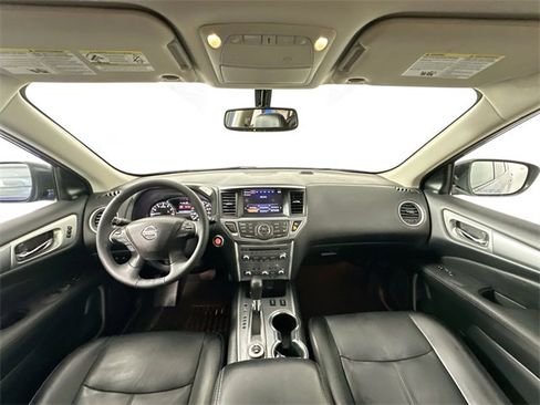 Used 2018 Nissan Pathfinder SL image 3
