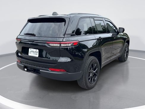 Used 2024 Jeep Grand Cherokee Altitude AWD/4WD image 8