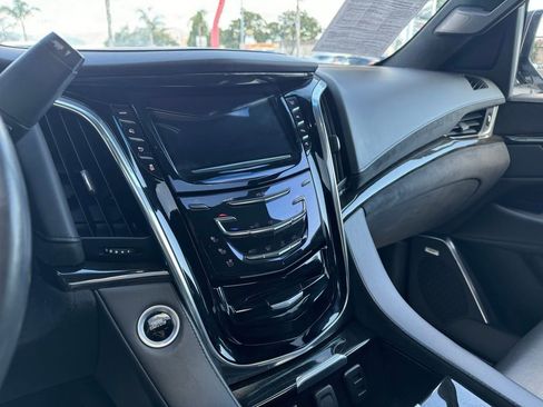 Used 2018 Cadillac Escalade Platinum image 18