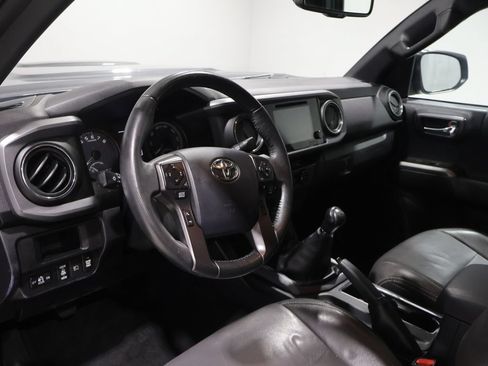Used 2018 Toyota Tacoma TRD Sport AWD/4WD image 15